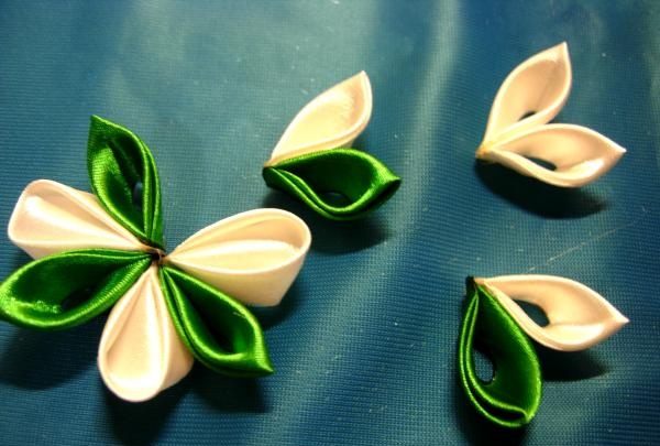 Green kanzashi style hairpin