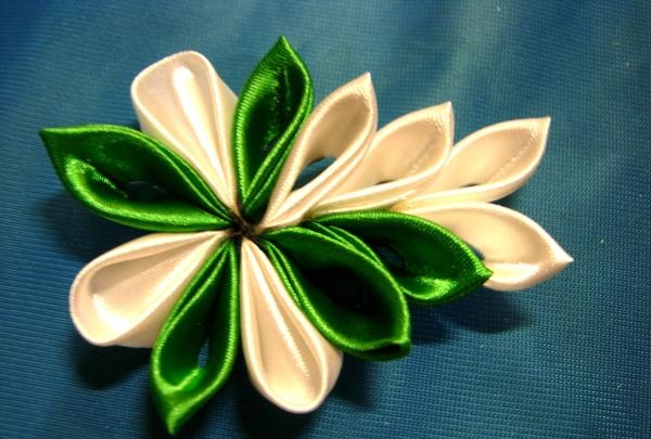 Green kanzashi style hairpin