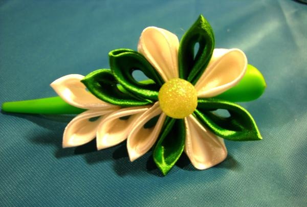 Green kanzashi style hairpin