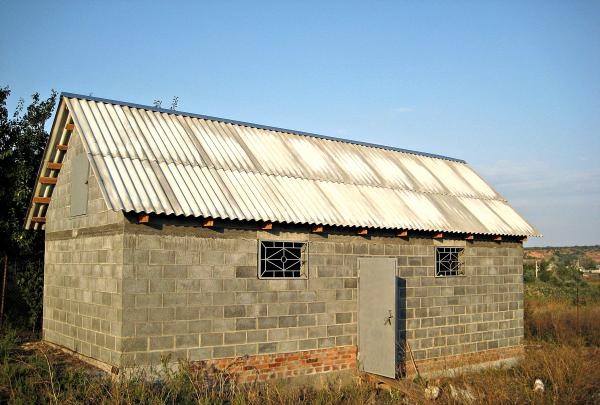 How to make a roof with your own hands