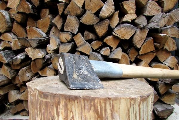 How to chop wood correctly