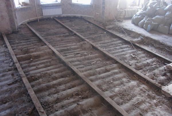 Preparing the base for a wooden floor