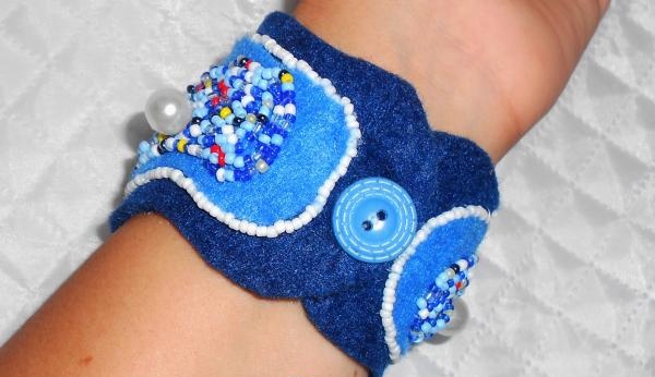 Felt bracelet with beads