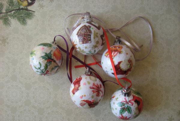 Decoupage of balls for the New Year tree