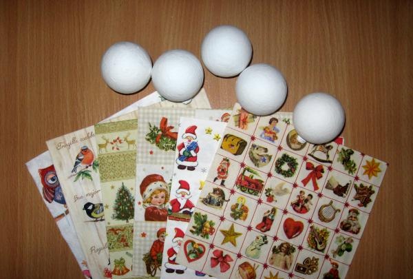 Decoupage of balls for the New Year tree