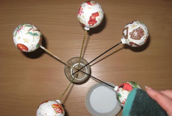 Decoupage of balls for the New Year tree