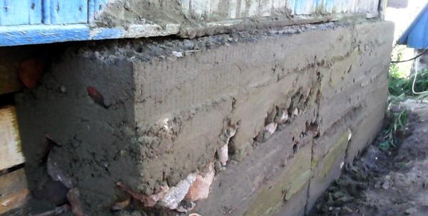 repair of the foundation of a wooden house