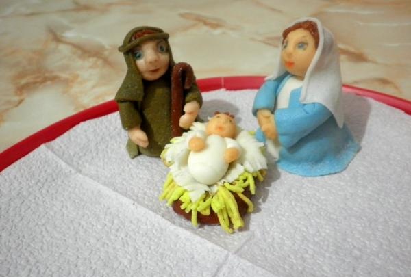 Cake figurines made from mastic