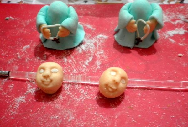 Cake figurines made from mastic