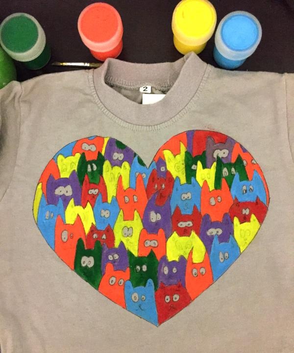 Painting a children's T-shirt