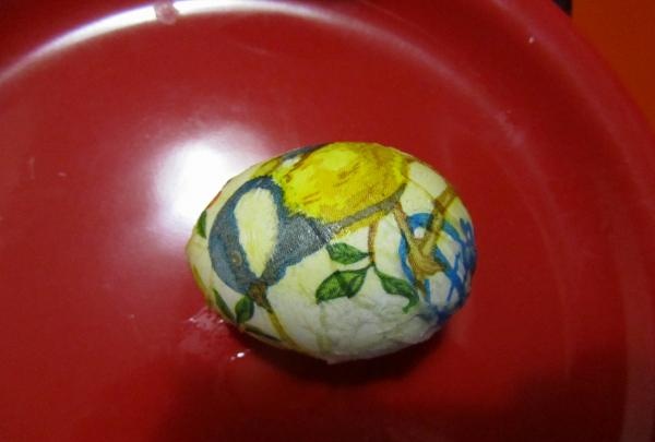 Easter eggs using decoupage technique