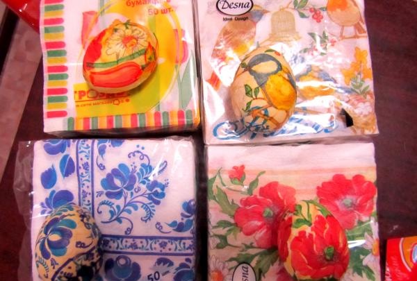 Easter eggs using decoupage technique