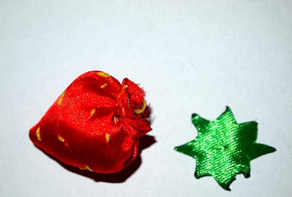 Strawberry hair clips made of satin ribbons