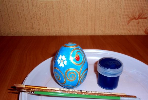 Painting a wooden egg