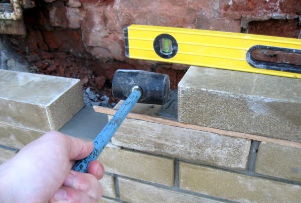 Laying facing bricks