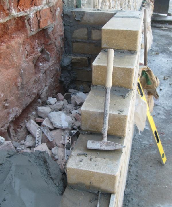 Laying facing bricks