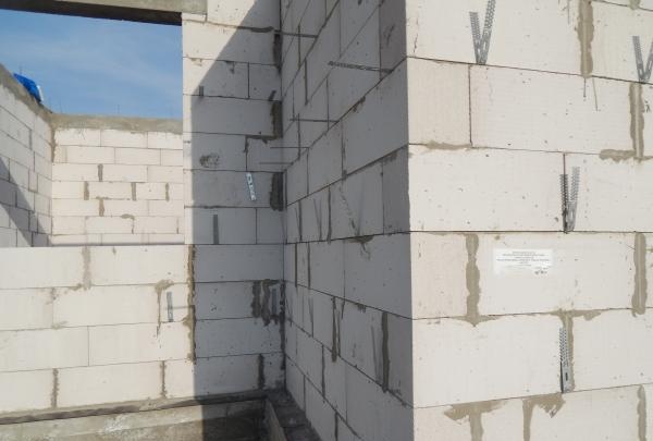 Construction of a house from aerated blocks