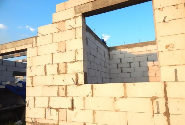 Construction of a house from aerated blocks