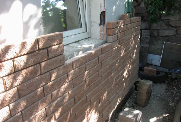 Finishing the house with facing bricks