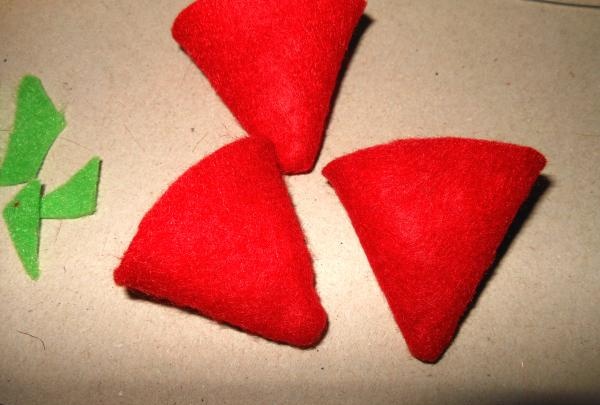 How to sew strawberries from felt