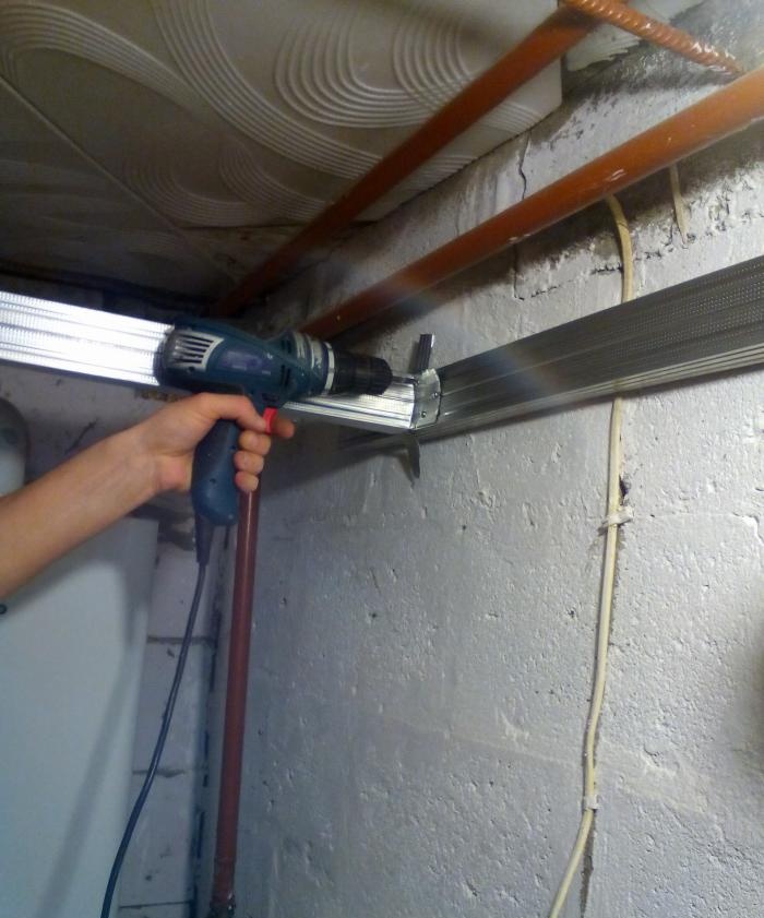 Covering the corridor with plasterboard and slabs