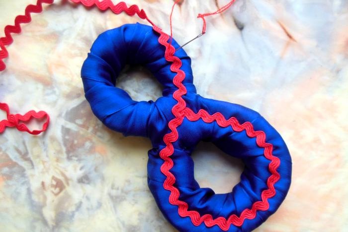 Figure eight made of foam rubber and satin ribbons