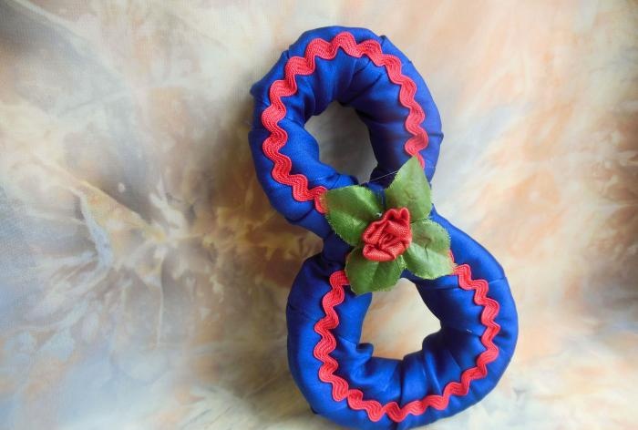 Figure eight made of foam rubber and satin ribbons