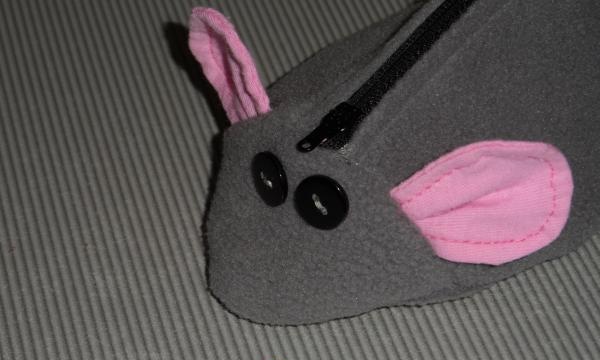 Sew the eyes on the mouse