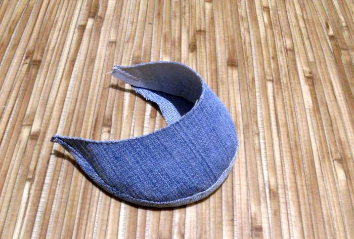 We sew a denim baseball cap for a baby