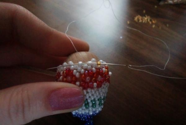 Easter egg braided with beads