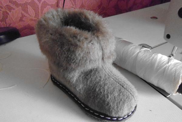 Children's winter slippers made of fur