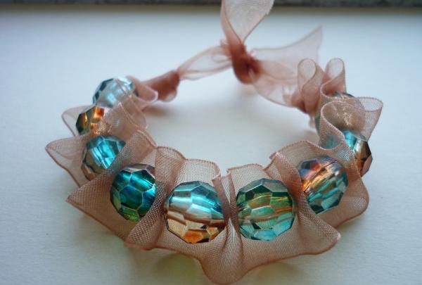 Bracelet made of ribbon and beads