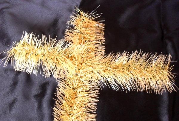 make a cross from a garland