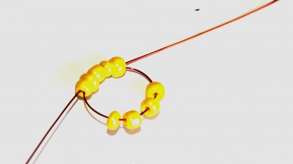 string 5 yellow beads