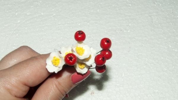 Bracelet with berries and flowers