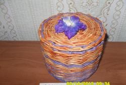 Round box made of newspaper tubes