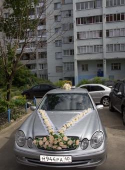 Decorations for a wedding car