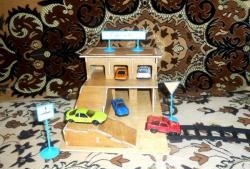 Toy garage for cars