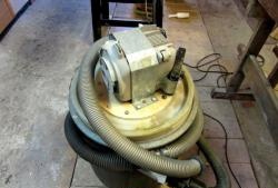 Vacuum cleaner for workshop