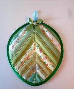 Potholder in the form of a leaf