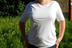 How to convert a men's T-shirt into a women's T-shirt