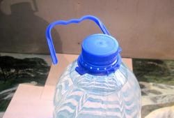 Homemade handle for a plastic bottle