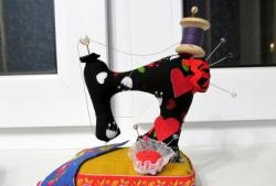 Pincushion in the form of a sewing machine