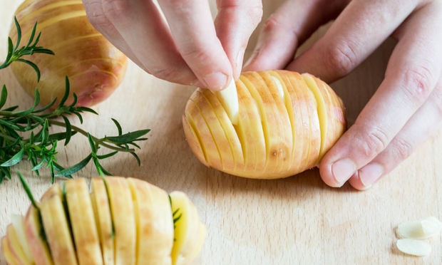 Baked Hasselback Potatoes with Garlic and Thyme