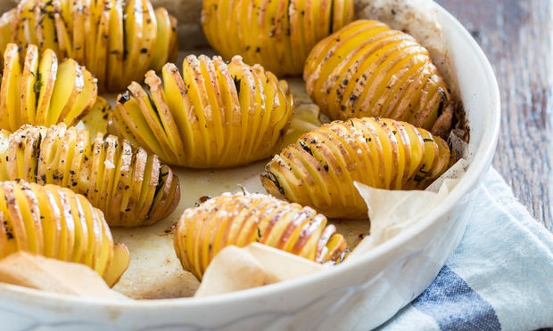 Baked Hasselback Potatoes with Garlic and Thyme