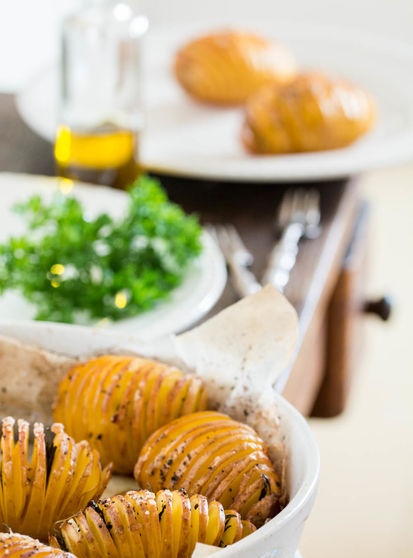 Baked Hasselback Potatoes with Garlic and Thyme