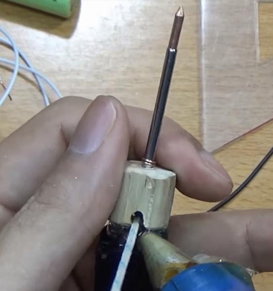 Mini soldering iron battery powered