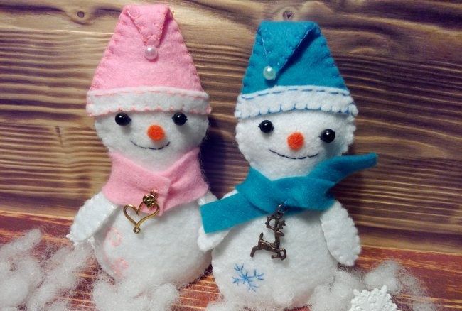 DIY felt snowmen