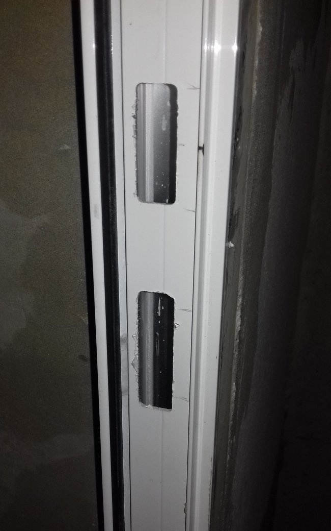 Installation of a metal-plastic door