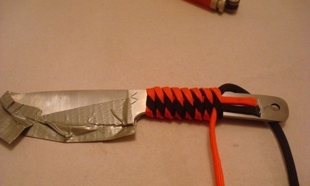 Paracord braiding of knife handle